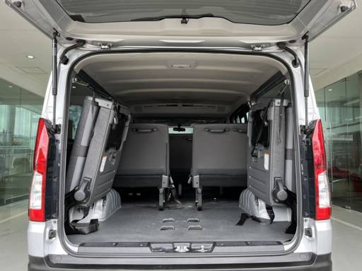 2022 Hiace Commuter Deluxe 2.8 M/T